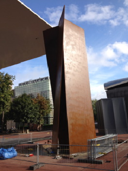 Sight Point (for Leo Castelli) van Richard Serra (1938) voor de ingang van het Stedelijk Museum.