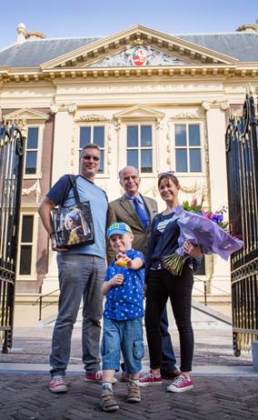 Familie Grist uit York werd feestelijk ontvangen door Victor Moussault, zakelijk directeur van het Mauritshuis (midden). Foto: Frank van der Burg, Mauritshuis Den Haag.