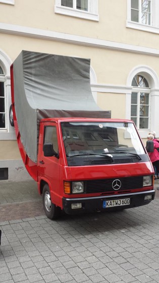 De 'fout' geparkeerde vrachtauto. Foto: Zentrum für Kunst und Medientechnologie.