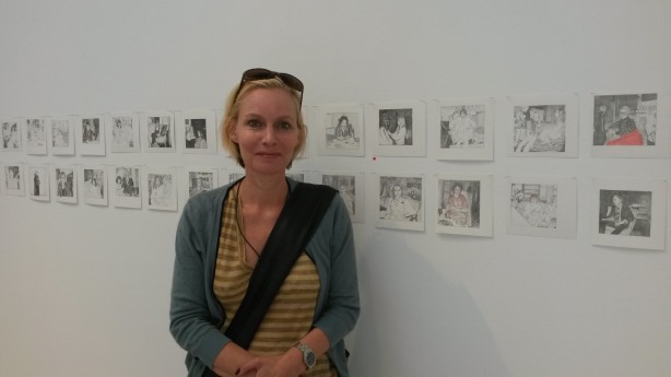 Sharon van den Berg bij haar tekeningen uit de serie Badgasten. Foto: Marjolein Vos.