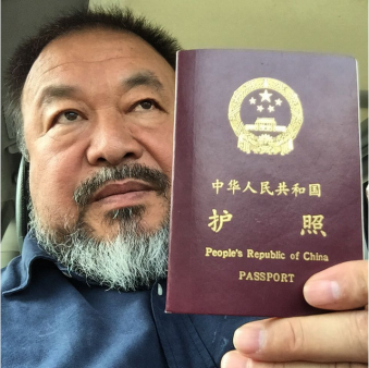 Ai Weiwei toont zijn paspoort. Foto: Ai Weiwei op Instagram.