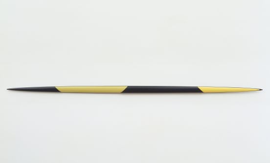 Isa Genzken, Schwarz-gelbes Ellipsoid ‘Kümmel’, 1981, lak op hout, 400 x 12 x 8 cm, collectie Stedelijk Museum Amsterdam. Foto: Stedelijk Museum Amsterdam.