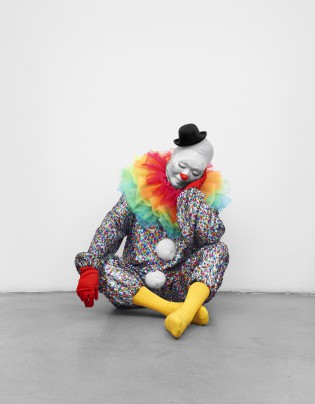 Ugo Rondinone, vocabulary of solitude. remember, 2014. Clown kostuum, masker, live performance. Collectie kunstenaar.