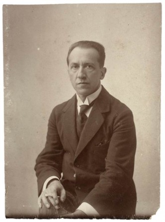 Onbekende fotograaf, Portret van Piet Mondriaan, omstreeks 1918, collectie RKD.