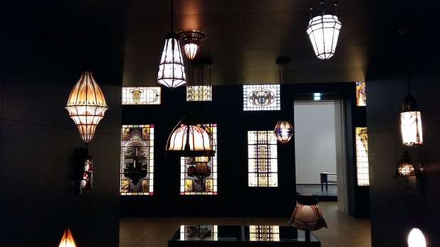 Zaaloverzicht met lampen en glas-in-loodramen. Foto: Evert-Jan Pol.