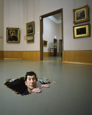 Maurizio Cattelan, Manhole, 2001, bruikleen van de kunstenaar sinds 2002.