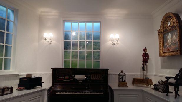 De Huiskamer, met geheel rechts het muzikale stoeltje.