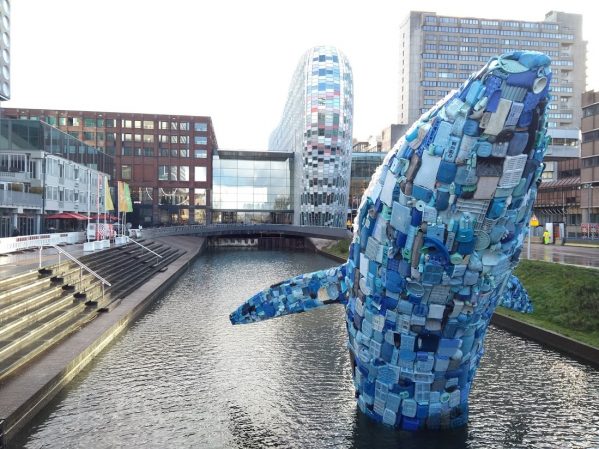 Reusachtige walvis als aanklacht tegen plastic soep - Digitale ...